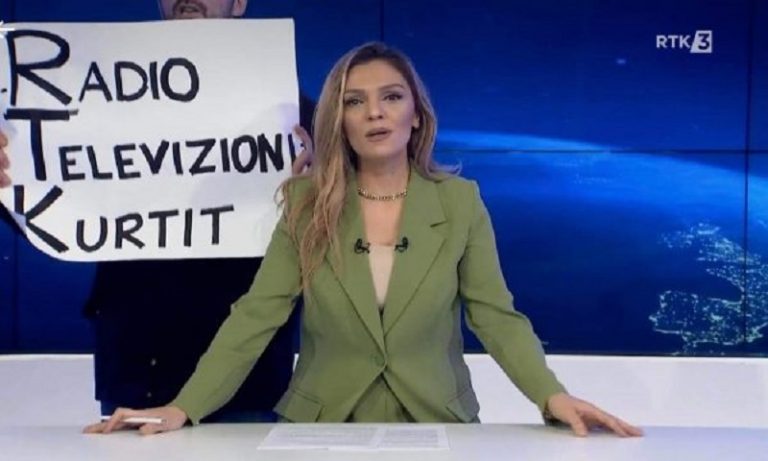“Televizioni i Kurtit”, aktivisti futet në studio të RTK’së gjatë transmetimit të lajmeve