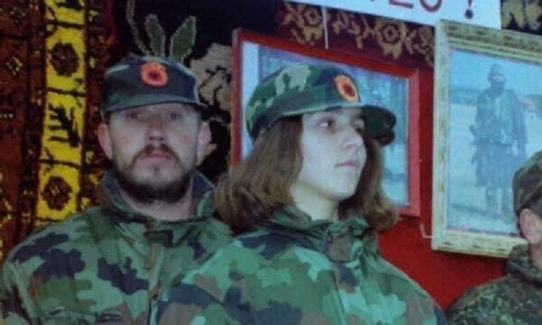 Fotografi të rralla: Vajza e komandantit Adem Jashari me uniformë të UÇK-së në Prekaz