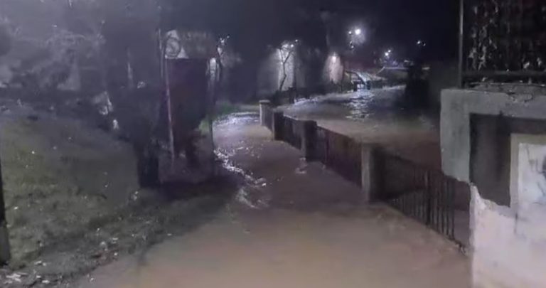 Pas reshjeve të shiut lumi në Mitrovicë del nga shtrati