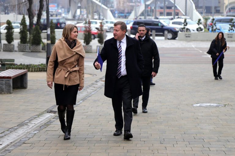 Ambasadori i BE-së viziton Mitrovicën e Veriut: Paqja e brishtë duhet të zëvendësohet me siguri dhe stabilitet