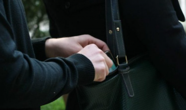 Gruaja në Mitrovicë raporton se dy persona ia kontrollojnë vazhdimisht çantën dhe telefonin