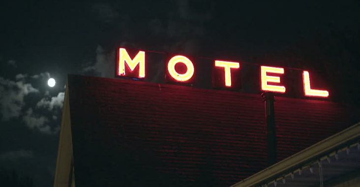 Gjendet i vdekur një burrë 77-vjeçar në një motel