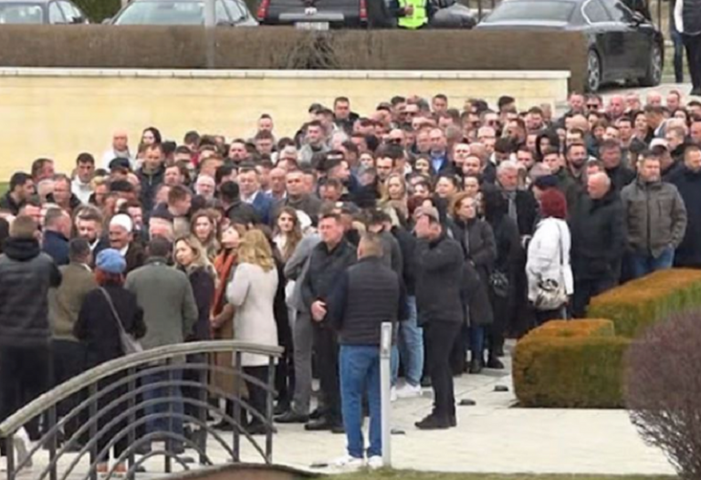 Qindra vizitorë në Prekaz: Kontributi i familjes Jashari është i jashtëzakonshëm