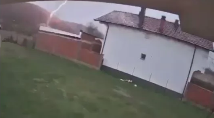 Rrufeja godet xhaminë në Prishtinë?