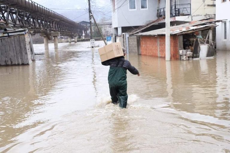 Vërshimet në veri: S’ka kryetar, bllokohen 300 mijë euro