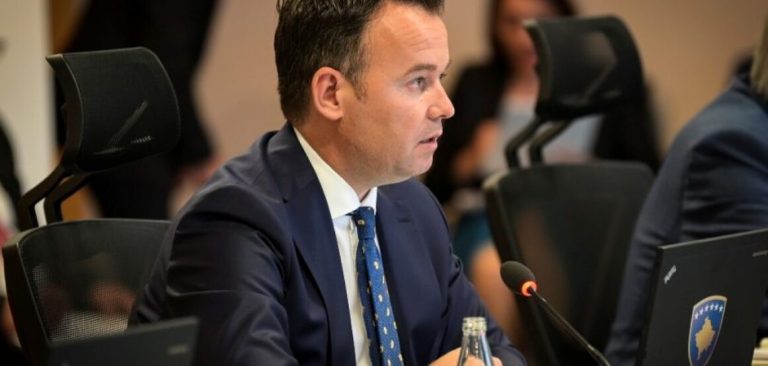Peci: Siç po e çrrënjosi kancerin në ministri, ashtu do t’ia bëjë edhe me prijën e duhanit brenda