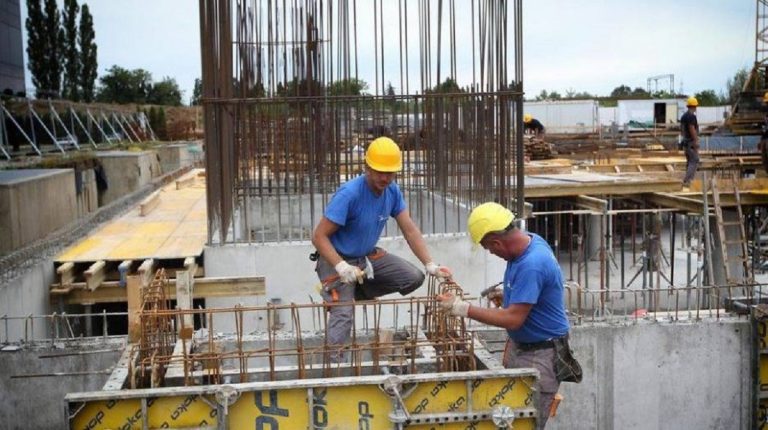 S’ka punëtorë në Kosovë, një kompani ka blerë tre robotë
