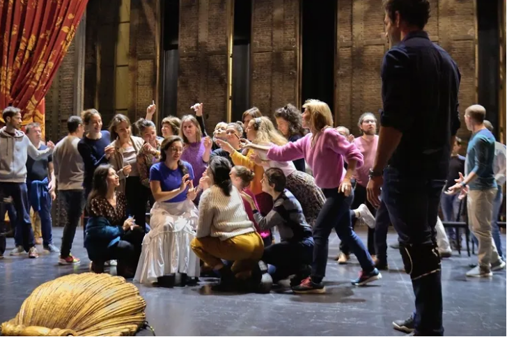 Sopranoja mitrovicase Elbenita Kajtazi si Micaela e “Carmen” në “Opera Comique” në Francë