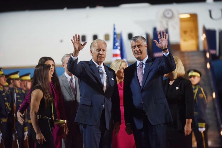 Avokati i Thaçit tregon se a do të ftohet Biden që të dëshmojë në rastin ‘Thaçi dhe të tjerët’