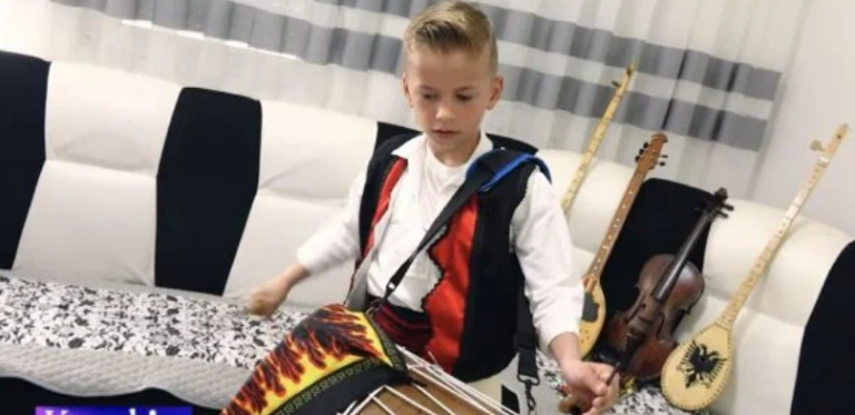 Tupanxhiu 9-vjeçar nga Istogu që po i ‘kall’ dasmat dhe po merr bakshishe të majme
