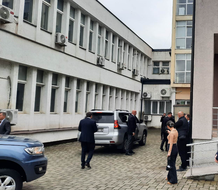Lajçak i shkon në zyrë kryetarit Bedri Hamza