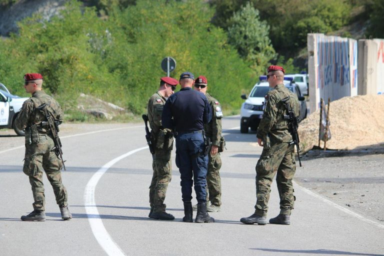 KFOR thotë se hyrja e kryetarëve në objektet e komunave është e dhunshme: Dënojmë aktet e njëanshme