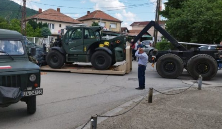 KFOR-i dërgon makineri të rëndë në Zveçan, bllokon rrugët që çojnë në komunë