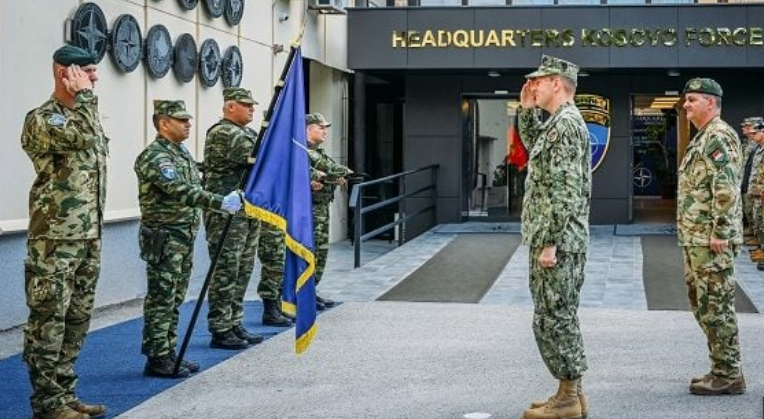 Admirali i NATO-s zbarkon në Kosovë, kritikon ashpër Kosovën