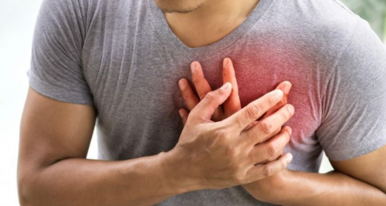 Disa shenja të sulmit në zemër që nuk duhen injoruar