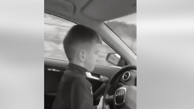 E rrezikshme: 7 vjeçari vozit veturën mbi 100km/h në një rrugë të Kosovës, bënë tejkalime të rrezikshme