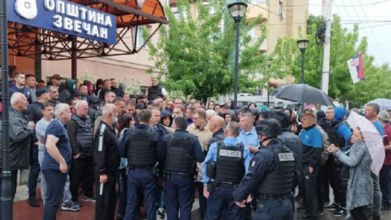 Pamje: Policëve të Kosovës u dalin përpara serbët në hyrje të objekteve të komunave në veri