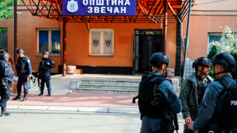 Veriu ‘vlon’: Policia po ruan ndërtesat komunale në veri, pamje prej atje