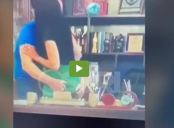 Dalin pamjet, kryebashkiaku shqiptar kryen marrëdhënie seksuale në zyre (+18)