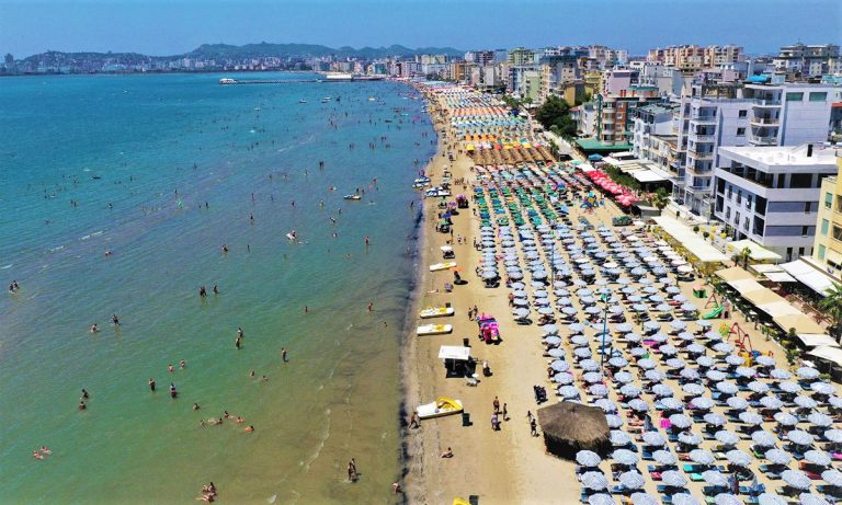 Serbët preferojnë Shqipërinë, zgjedhin të kalojnë pushimet në Durrës e Sarandë: Çmime të lira