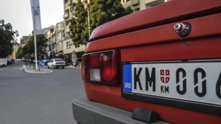 Kosova ndalon hyrjen e veturave me targa të Serbisë