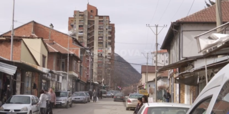 Sulmohet një grua në lagjen e Boshnjakëve në Veri të Mitrovicës