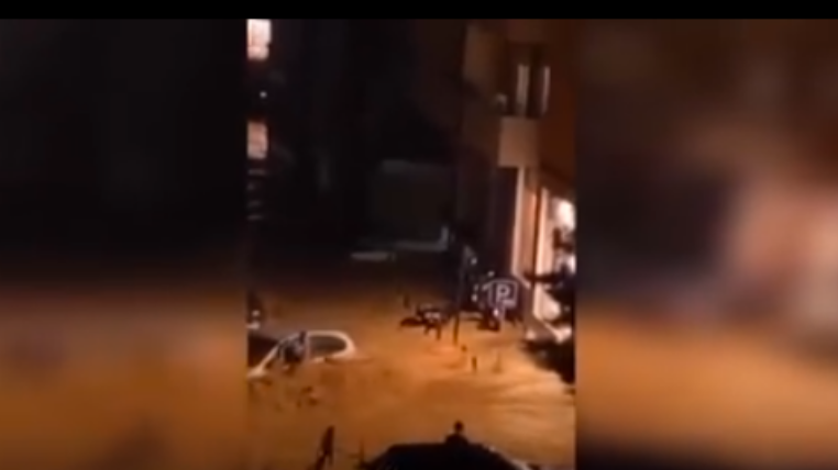 Vërshimet në Pejë, qytetari detyrohet të dalë nga dritarja e veturës për të shpëtuar