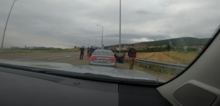 Policia e Kosovës ndalon djalin e Vuçiqit, ia largon bluzën me mesazhe provokuese