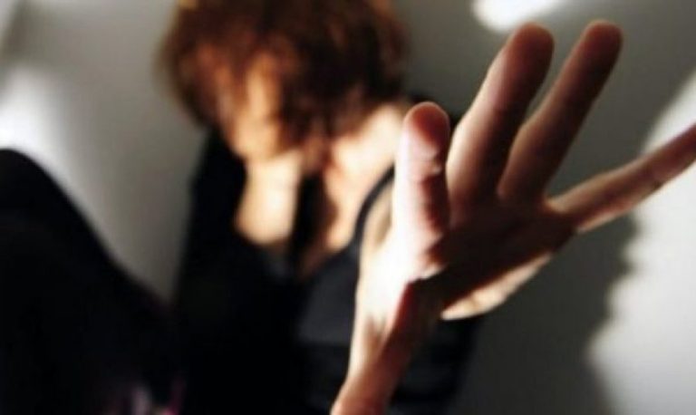 E rëndë: 15 vjeçari ther me thikë gjyshen e tij 70 vjecare, Policia e Kosovës arreston të miturin