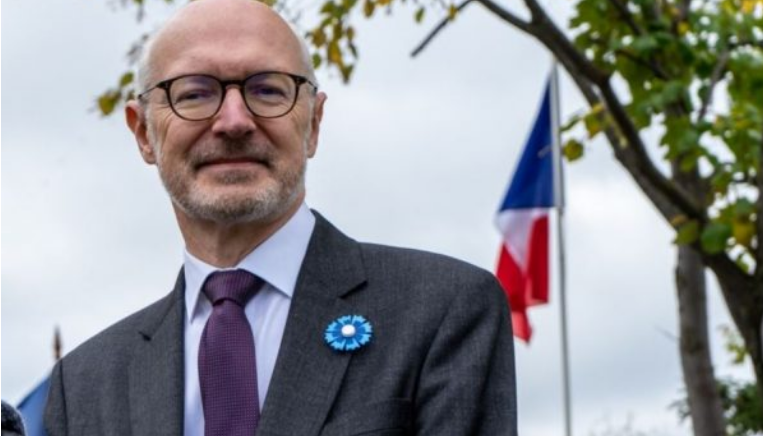 Ambasadori francez e feston Kurban Bajramin në një familje shqiptare