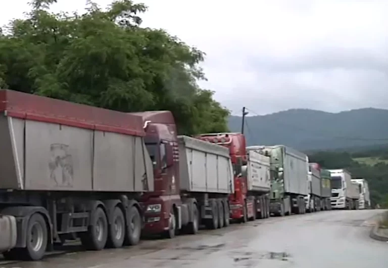 Bllokadë në kufi pasi u ndaluan mallrat serbe, kolonë e kamionëve presin në Jarinjë