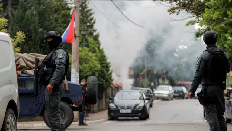Sulmohet me granatë dore ndërtesa komunale në Mitrovicë të Veriut