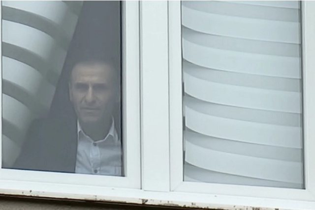 Lulzim Hetemi qe një muaj i mbyllur në komunë, a po shpërfillet kërkesa e Lajçakut për t’u larguar?