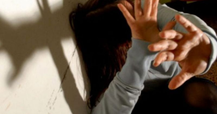 14-vjeçarja çon babanë e saj në Polici, thotë se e rrahu me grushte
