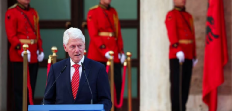 Clinton me një video për vizitën në Shqipëri, ka disa fjalë edhe për luftën e Kosovës
