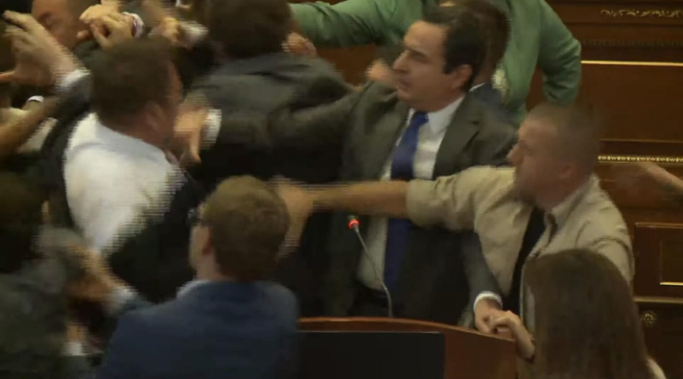 Kërcasin grushtet, shtyhet Kurti – pamje me VIDEO të përleshjes së deputetëve në Kuvendin e Kosovës