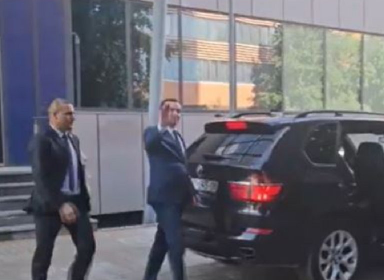 Kurti largohet nga zyra e tij, ja si reagon kur pyetet nëse do e takojë Ramën në Prishtinë