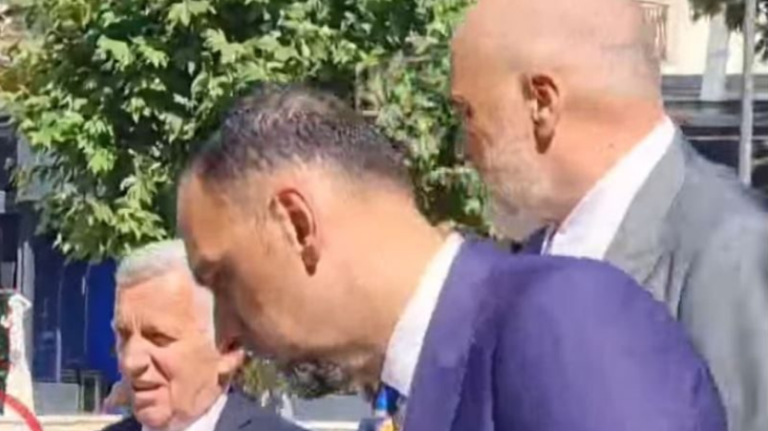 U quajt tradhtar sapo zbriti nga vetura, ky është veprimi i Edi Ramës