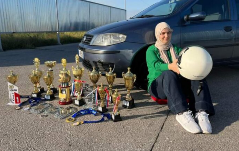 Gruaja me shami që vozit edhe mbi 200 kmh