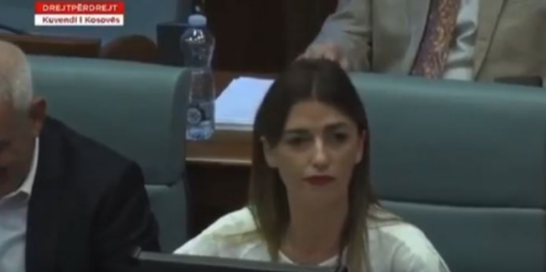 Haxhiu, opozitës përmes gjesteve: Mshelne gojën