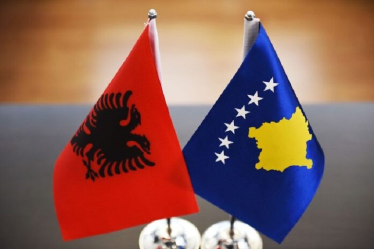 Nënshkruhen 13 marrëveshje mes Qeverisë së Kosovës dhe asaj të Shqipërisë, ZKM jep detaje