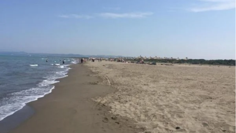 Mbyten babai dhe djemtë e tij të mitur nga Kosova në plazhin e Kavajës
