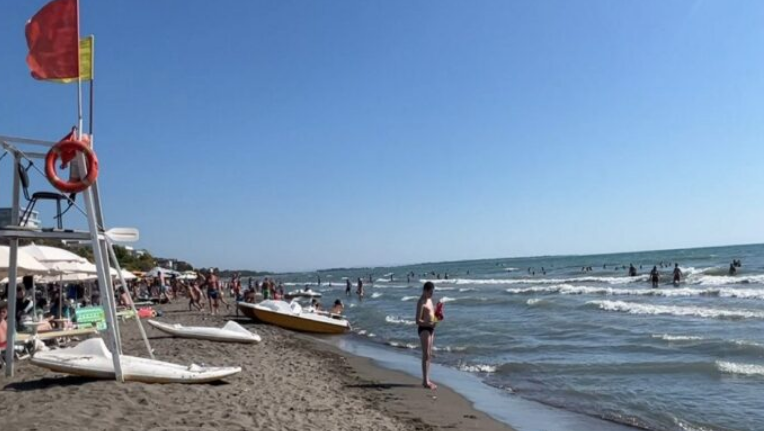 40-vjeçarja nga Kosova rrezikoi mbytjen në det në Shëngjin, dërgohet në spital