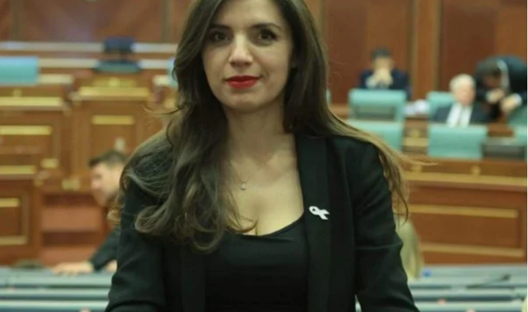 Deputetja e VV-së përfshihet në një aksident bashkë me disa familjarë