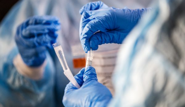 Një variant i ri i Covidit ka filluar të përhapet