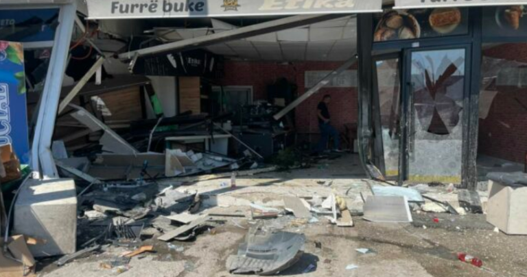 Aksidentohet rëndë kosovari, me Range Rover futet në një furrë