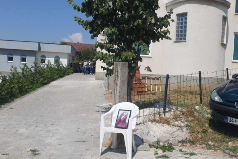 “Si e ka marrë gjilpanën”, “4 fëmijë jetimë” – Rrëfimi për 35-vjeçaren në Malishevë e cila vdiq pasi shkoi për ta hequr dhëmbin