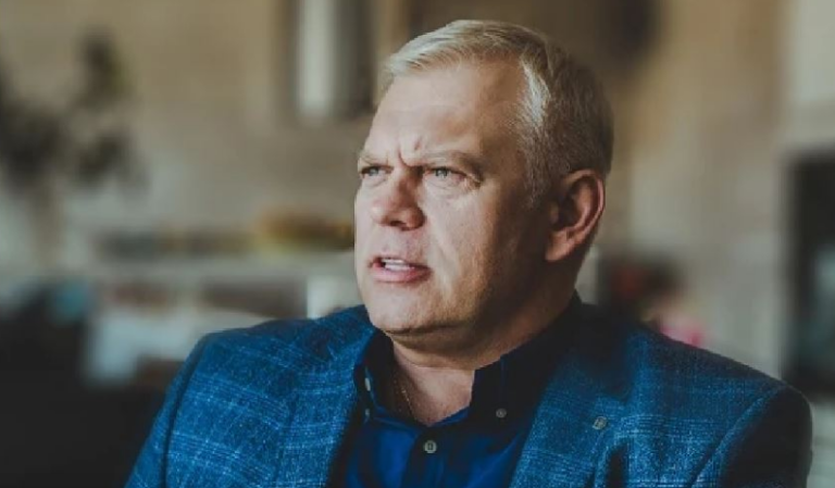 Ekskluzive: Ministrisë së Rozeta Hajdarit ia zhvati afër 600 mijë euro mashtruesi polak Tomasz Tokarski