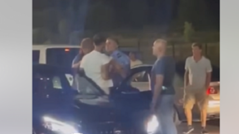 Mërgimtari përplaset fizikisht me policin mitrovicas në Merdare