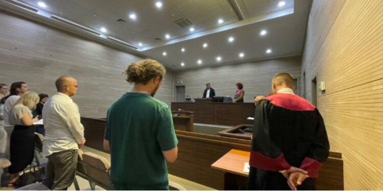 Dënohen dy serbët që sulmuan KFOR-in, policinë dhe mediat